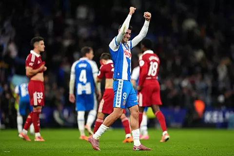 إسبانيول يستعيد ذاكرة الانتصارات بالفوز على إشبيلية في الليجا